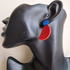 Blauwe oorstekers met rode halve maan.