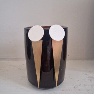 Witte oorstekers met gouden driehoeken.