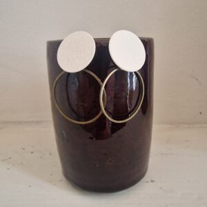 Witte oorstekers met gouden creolen.