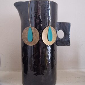 Oorhangers met turquoise druppels.