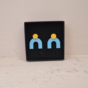 Gele oorstekers met lichtblauwe hoefijzers.