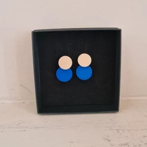 Goudkleurige oorstekers met blauwe cirkels.