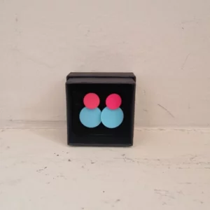 Fluoroze oorstekers met lichtblauwe cirkels.