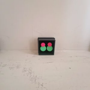 Fluoroze oorstekers met fluogroene cirkels.